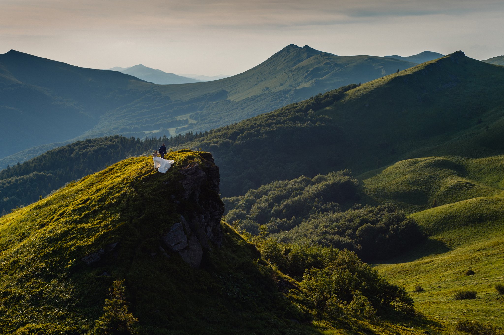 para młoda wchodząca na zielone połoniny w Bieszczadach na sesji ślubnej fotograficznej