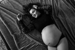 naturalna sesja ciążowa piękna kobieta w ciązy pozuje do sesji zdjęciowej