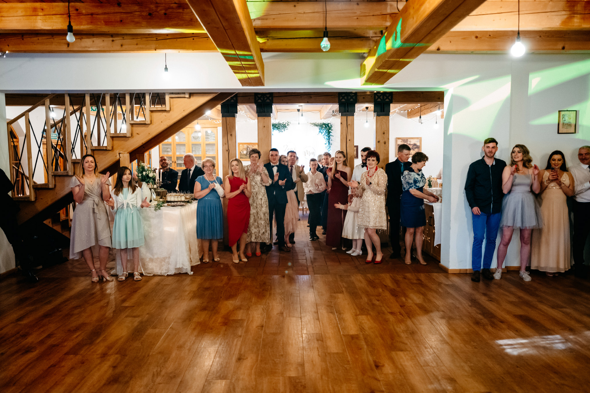 Nastrojowe przyjęcie weselne Asi i Piotra | Dwór w Woli Sękowej 40